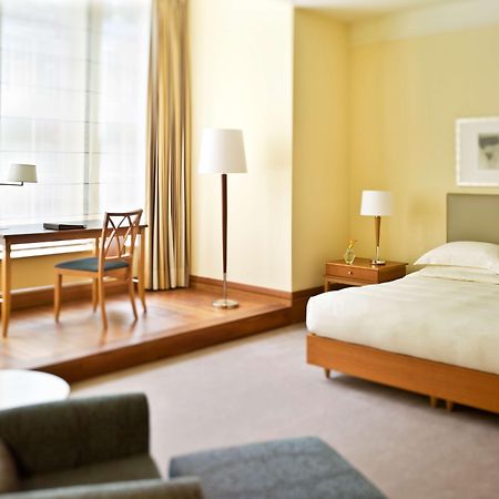 Conrad Hamburg Hotel ห้อง รูปภาพ A room at the hotel