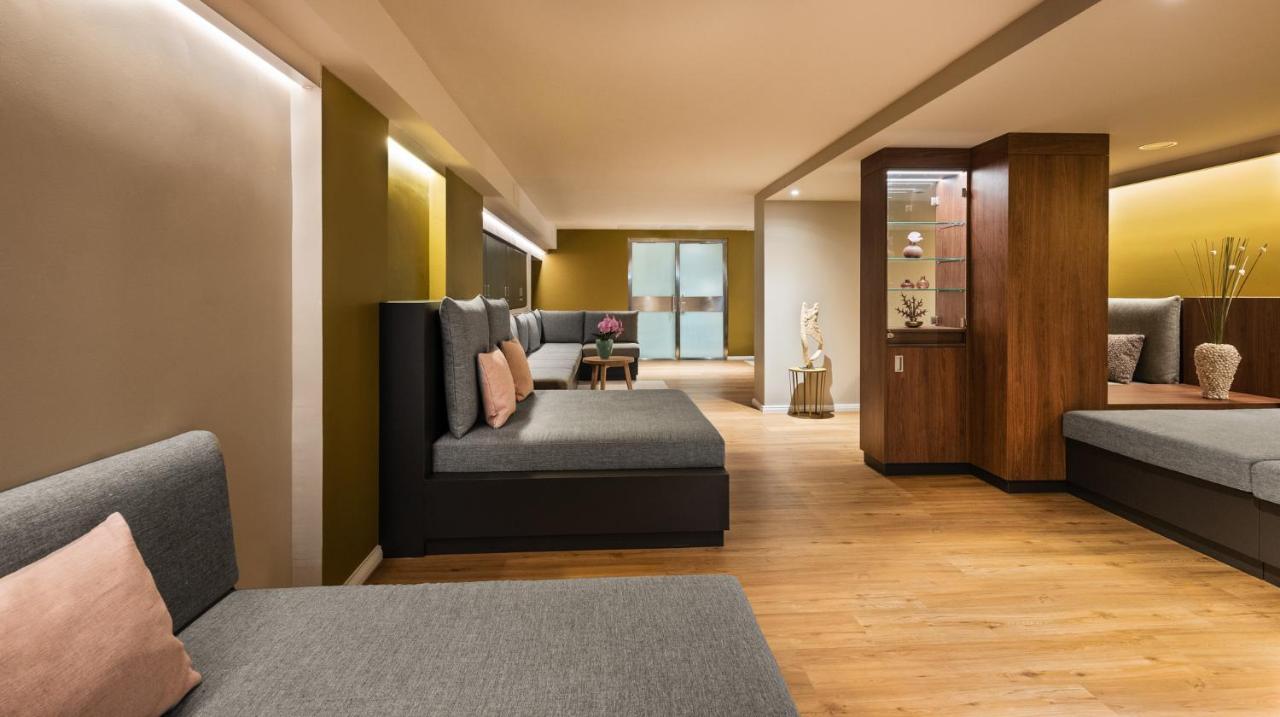 Conrad Hamburg Hotel ภายนอก รูปภาพ The interior of the lounge
