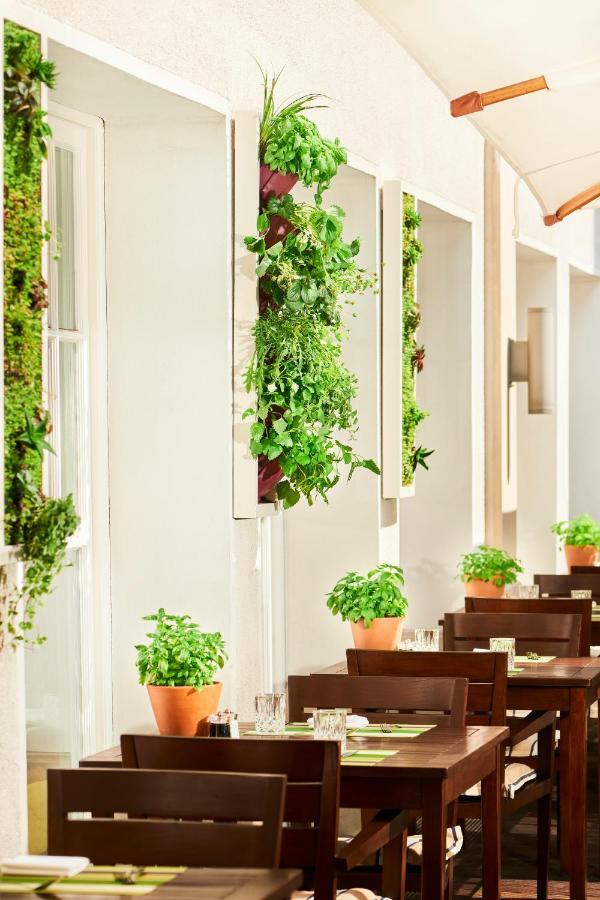 Conrad Hamburg Hotel ภายนอก รูปภาพ A living wall in a home