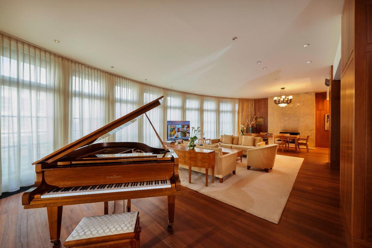 Conrad Hamburg Hotel ภายนอก รูปภาพ A living room in a suite at the Mandarin Oriental, Munich