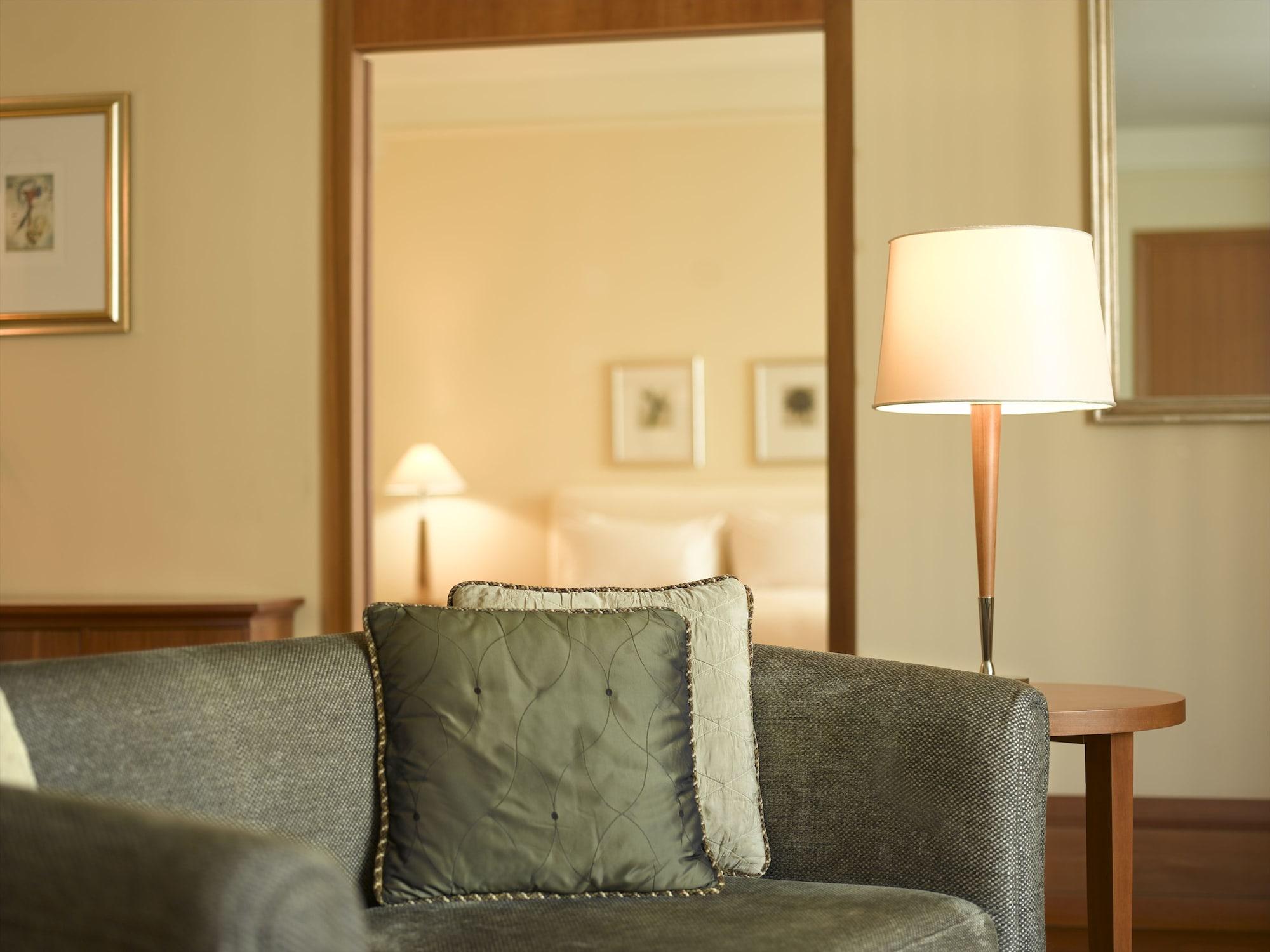Conrad Hamburg Hotel ภายนอก รูปภาพ A room at the hotel