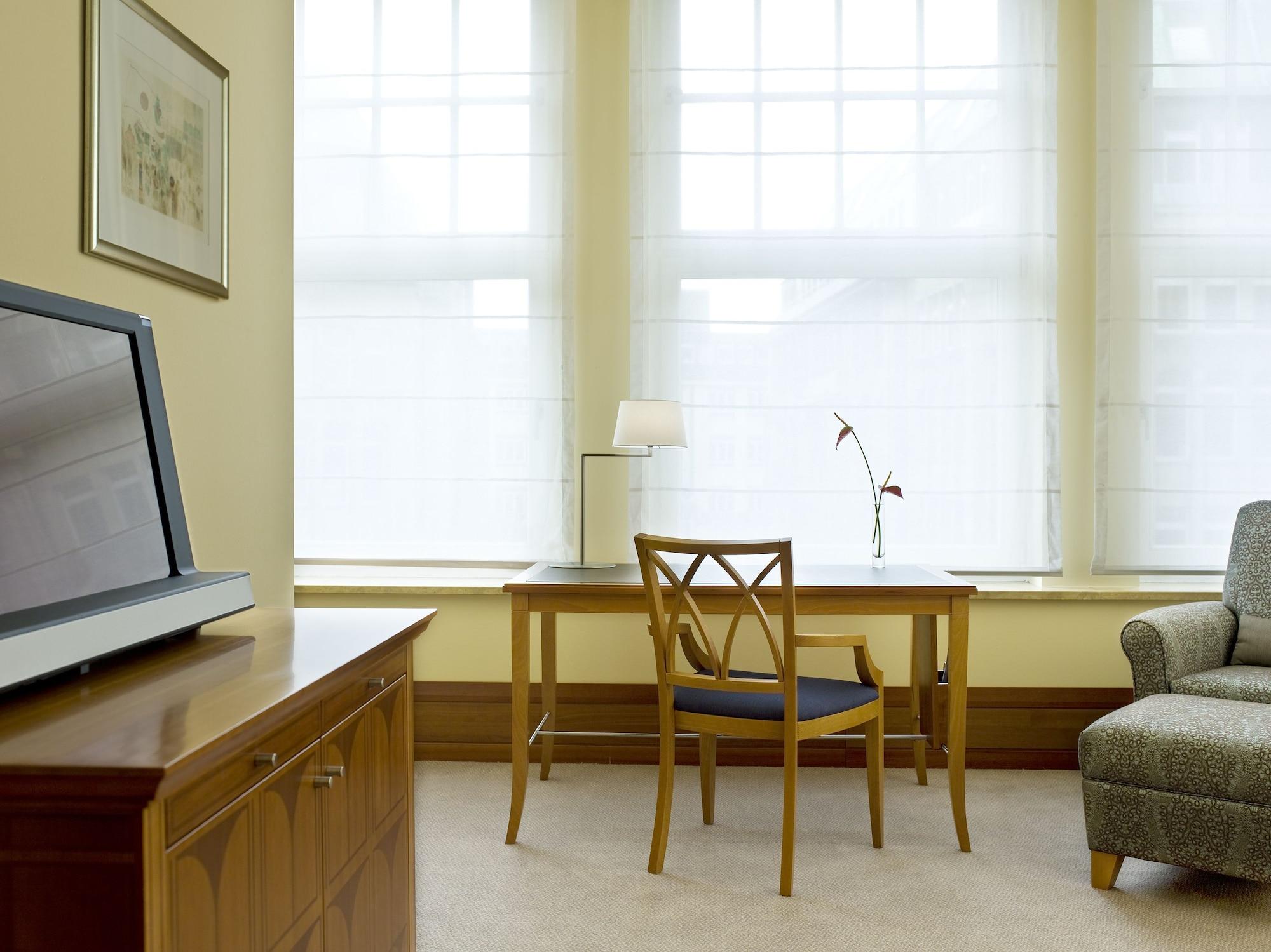 Conrad Hamburg Hotel ภายนอก รูปภาพ A room at the Harvard Center for African Studies