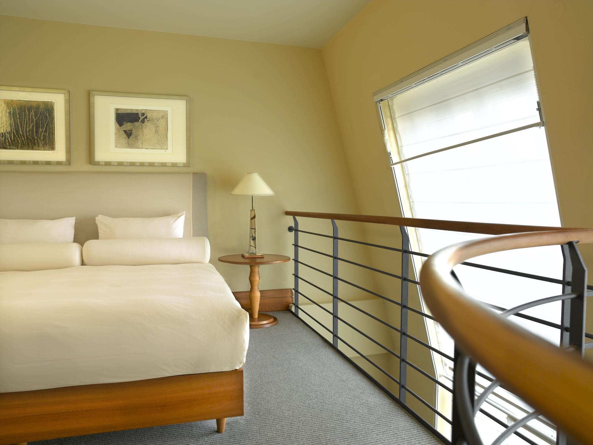 Conrad Hamburg Hotel ภายนอก รูปภาพ A bedroom at the hotel