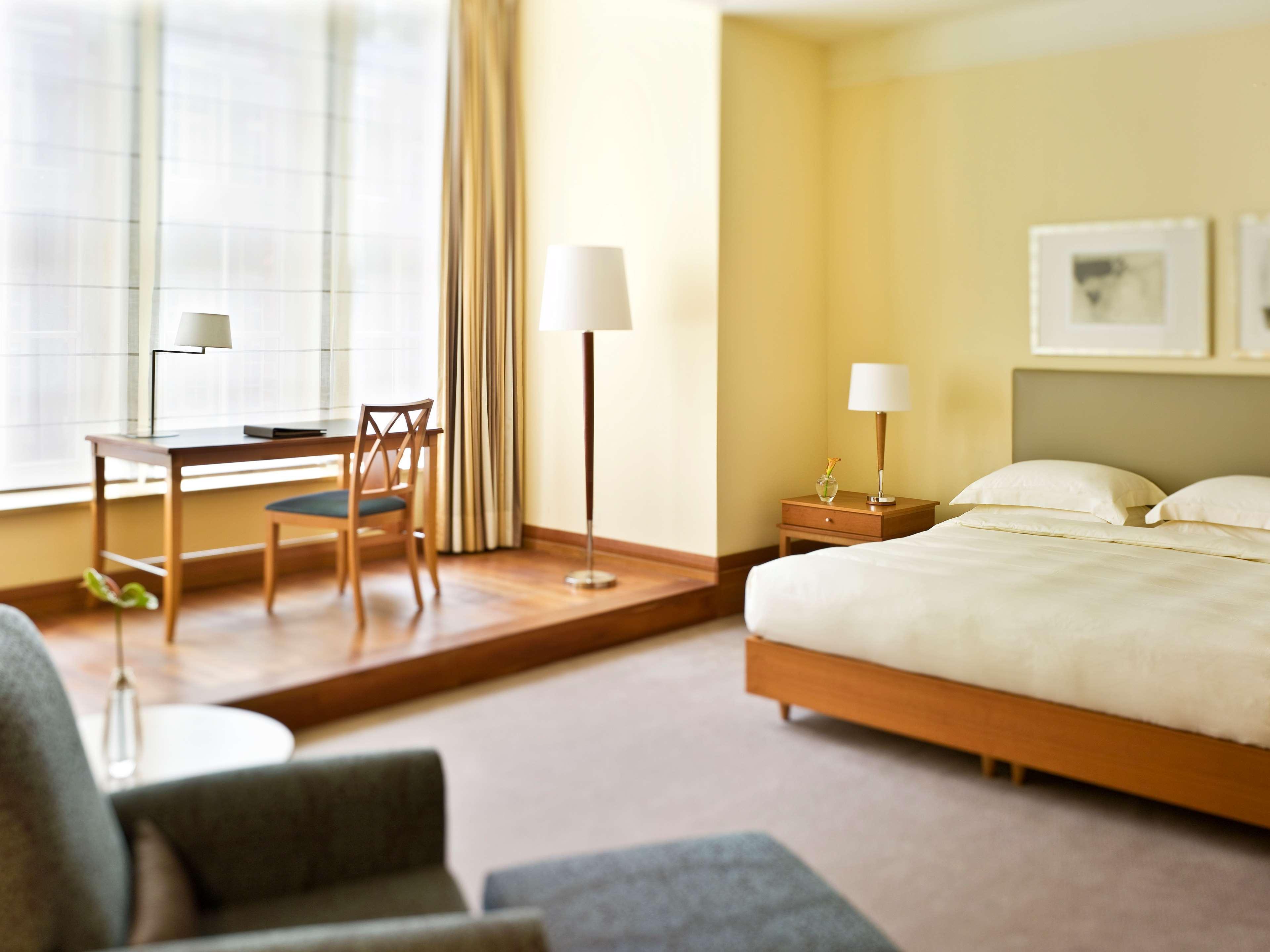 Conrad Hamburg Hotel ห้อง รูปภาพ A room at the hotel