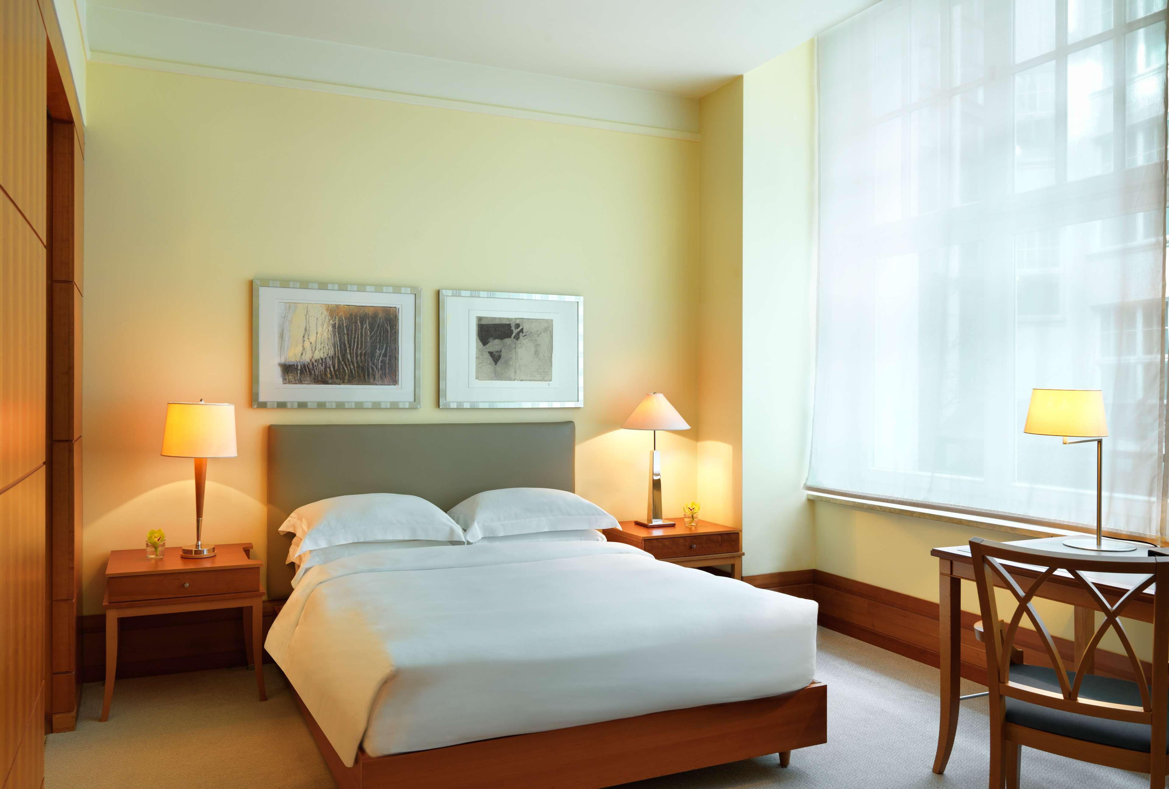 Conrad Hamburg Hotel ภายนอก รูปภาพ A room at the hotel