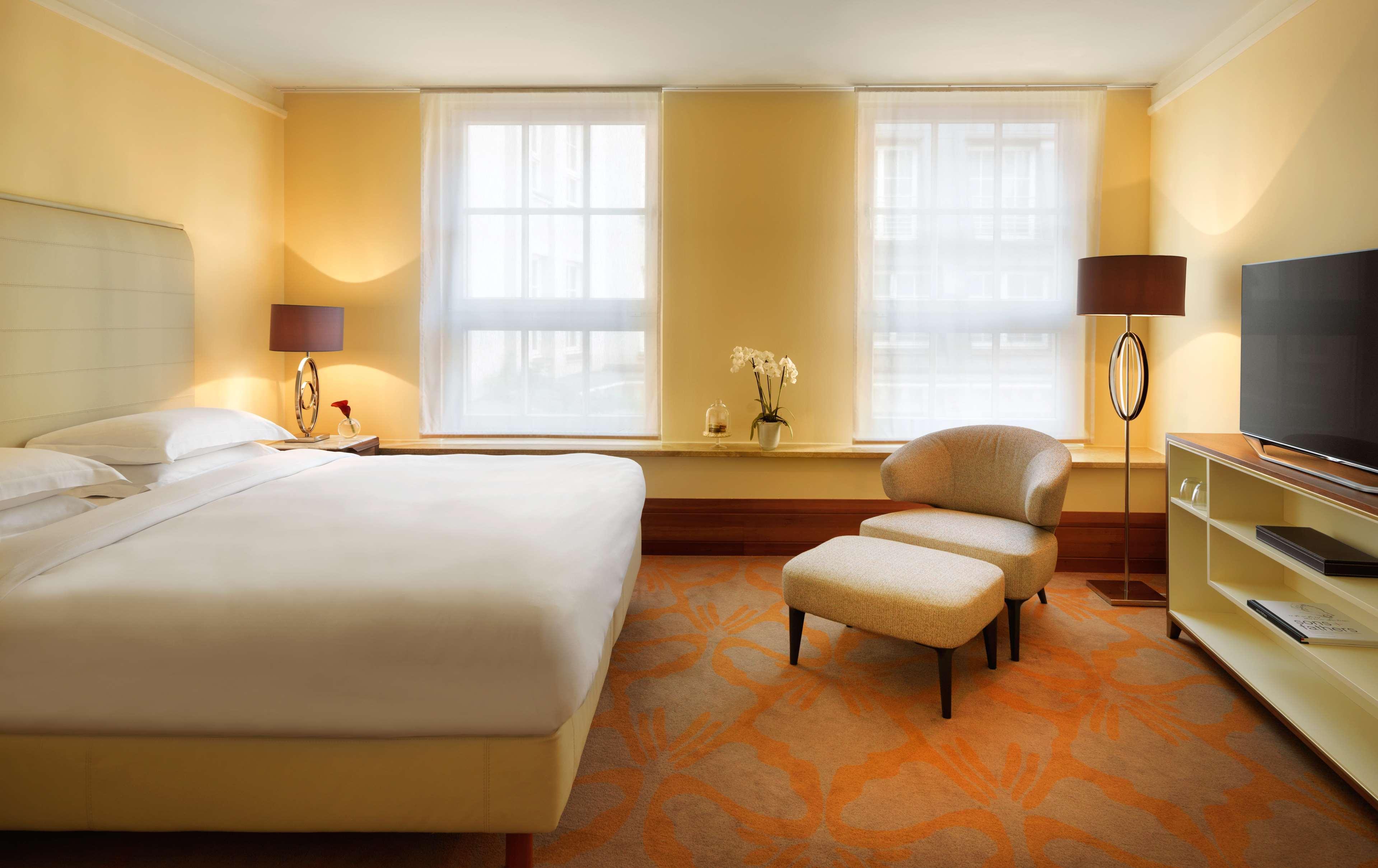 Conrad Hamburg Hotel ภายนอก รูปภาพ A room at the Mandarin Oriental, London