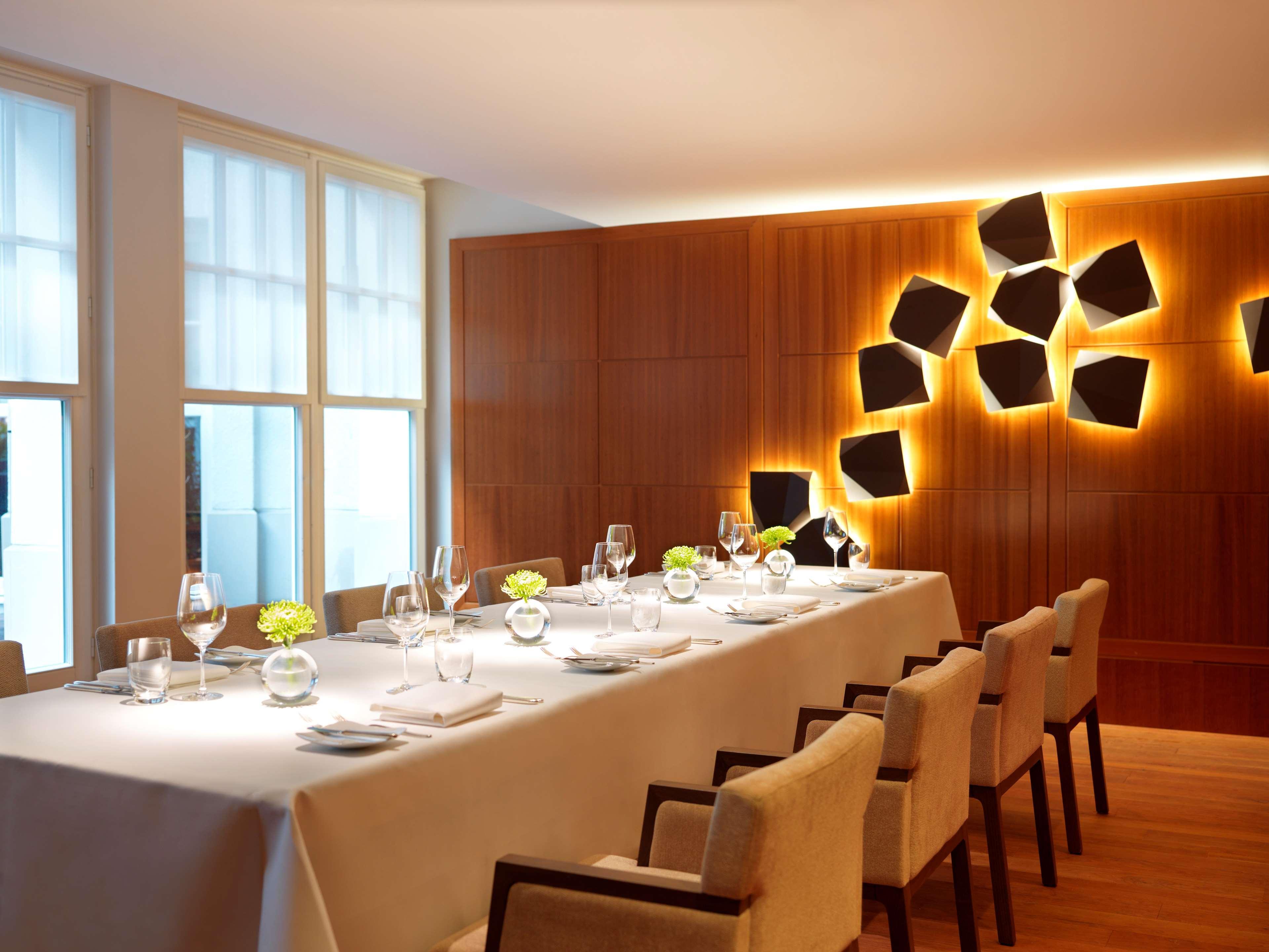 Conrad Hamburg Hotel ภายนอก รูปภาพ The interior of the restaurant
