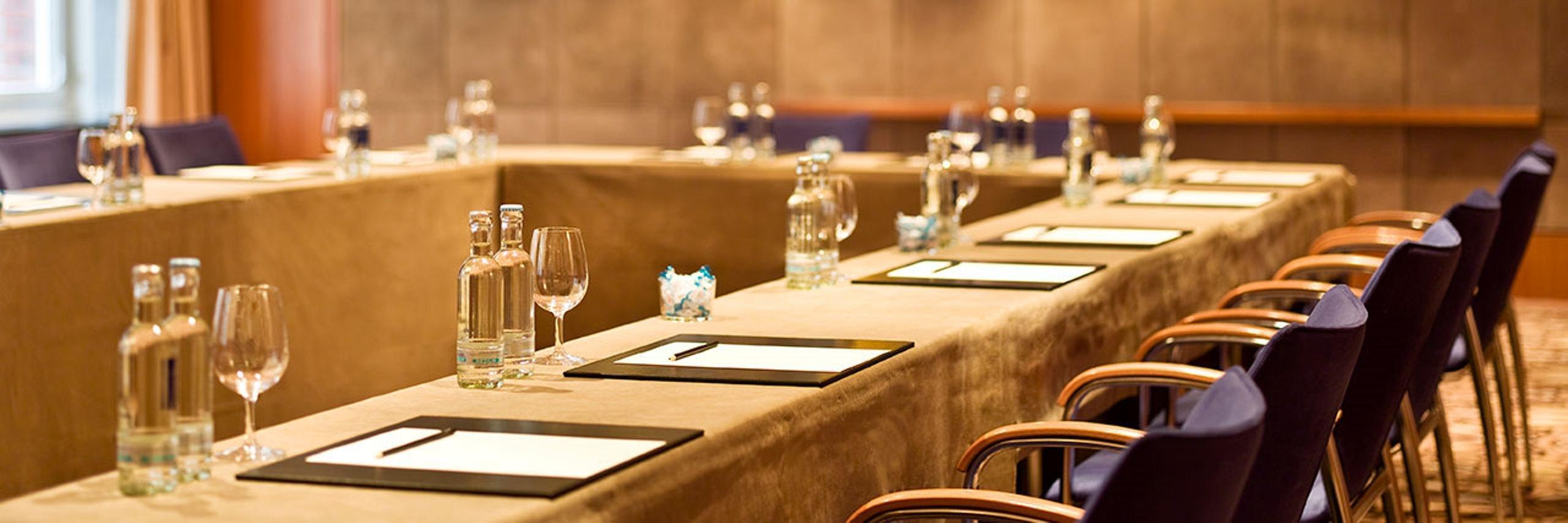 Conrad Hamburg Hotel ภายนอก รูปภาพ A meeting room at the InterContinental