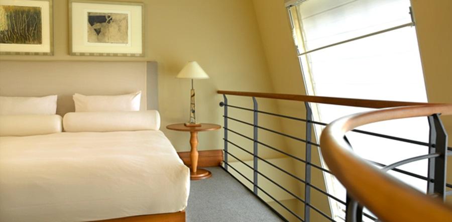 Conrad Hamburg Hotel ภายนอก รูปภาพ A room at the hotel