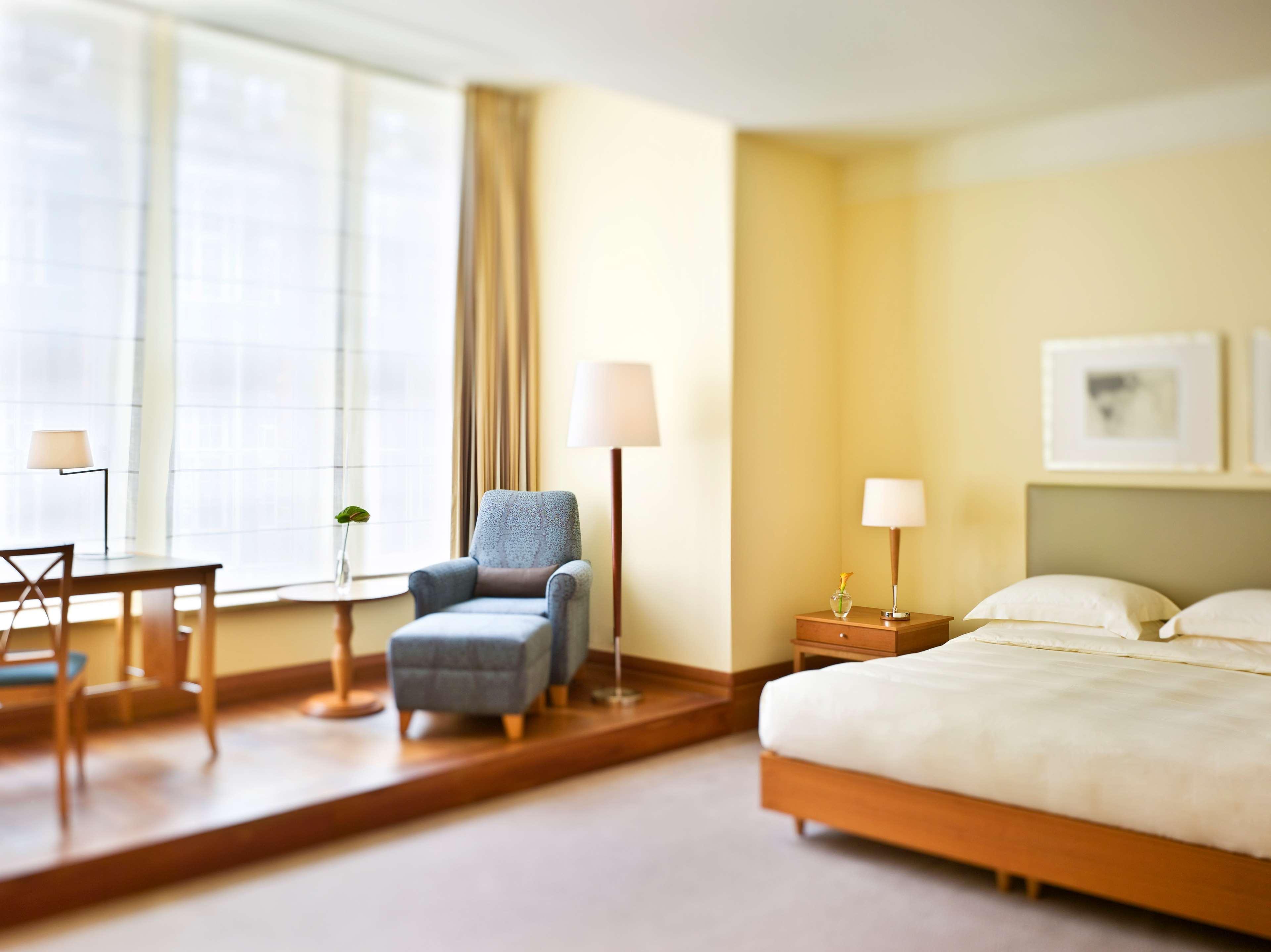 Conrad Hamburg Hotel ภายนอก รูปภาพ A room at the hotel