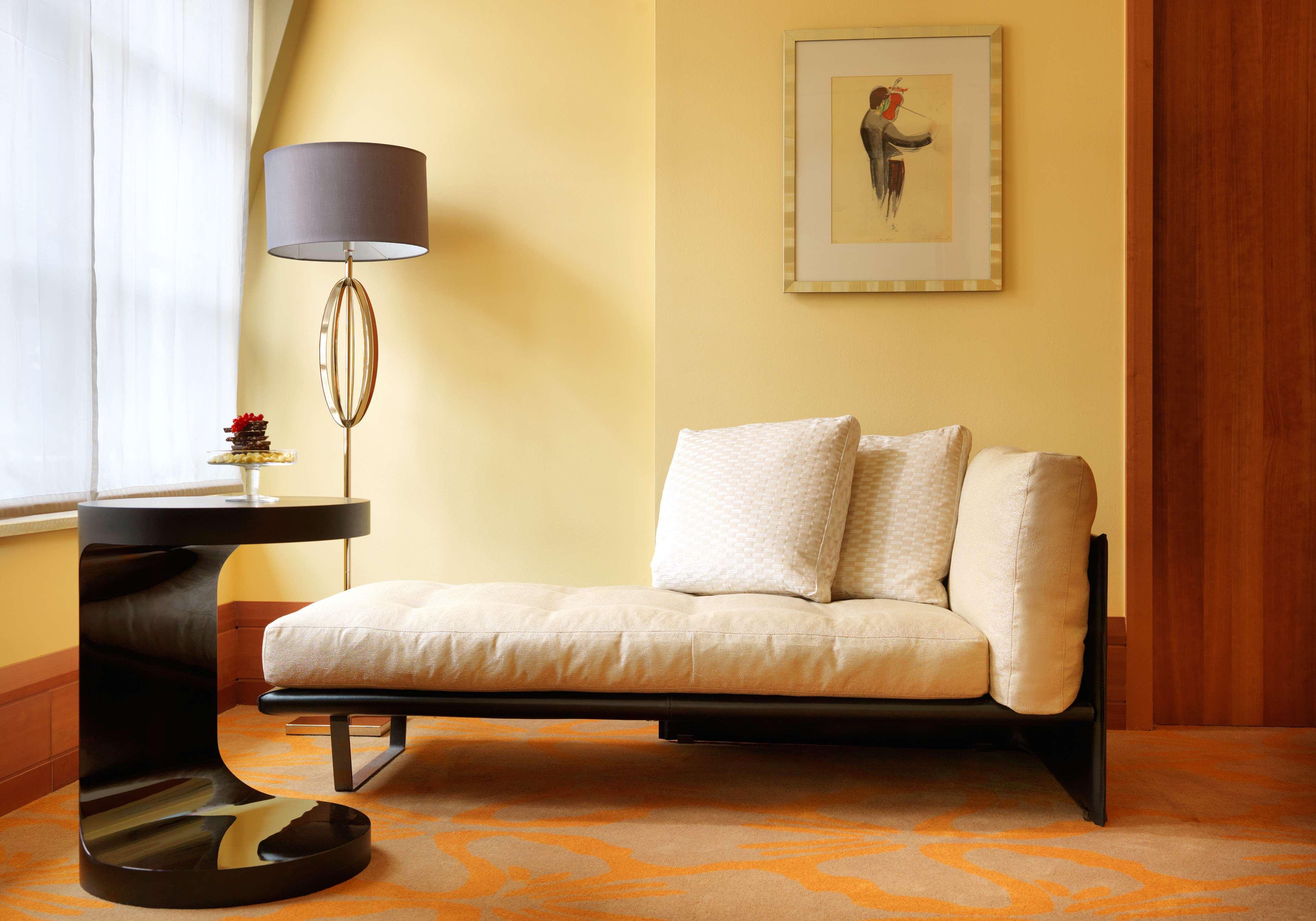 Conrad Hamburg Hotel ภายนอก รูปภาพ A daybed
