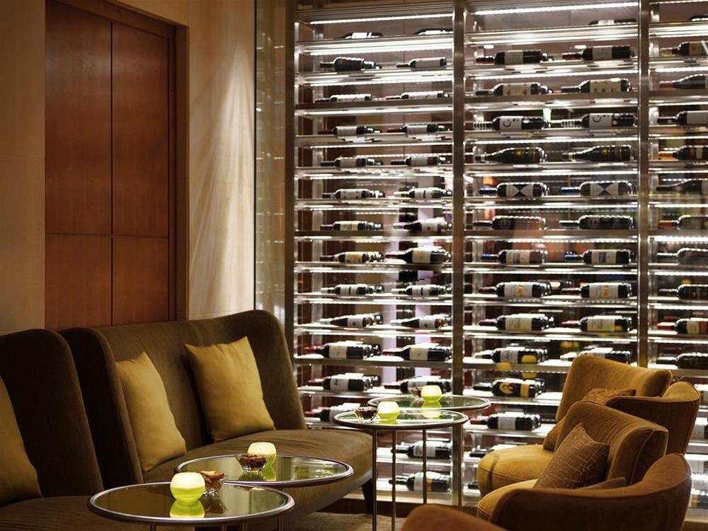 Conrad Hamburg Hotel ภายนอก รูปภาพ Wine rack