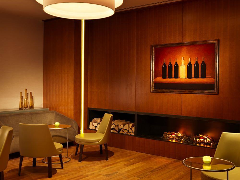 Conrad Hamburg Hotel ภายนอก รูปภาพ A fireplace in a home