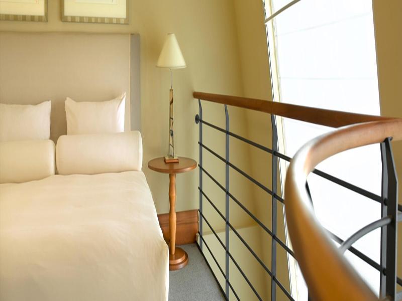 Conrad Hamburg Hotel ภายนอก รูปภาพ A room at the hotel