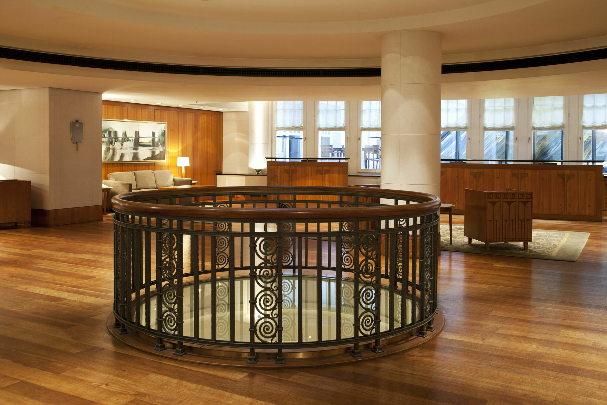 Conrad Hamburg Hotel ภายนอก รูปภาพ The interior of the hotel